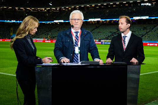 s Karin Frick, Hans Backe och Simon Bank i studion innan