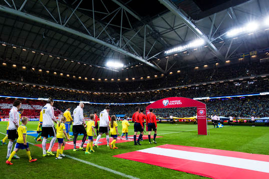 Sveriges och Österrikes spelare går ut på plan