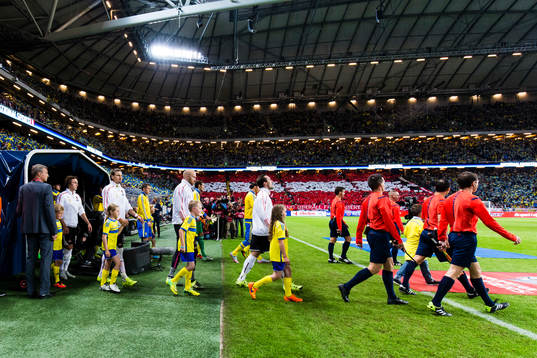 Sveriges och Österrikes spelare går ut på plan