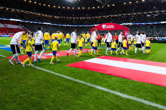 Sveriges och Österrikes spelare går ut på plan