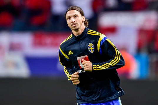 Sveriges Zlatan Ibrahimovic värmer upp före