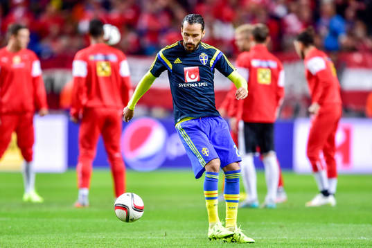 Sveriges Erkan Zengin värmer upp före fotbollsmatchen i