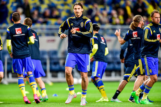 Sveriges Zlatan Ibrahimovic värmer upp före