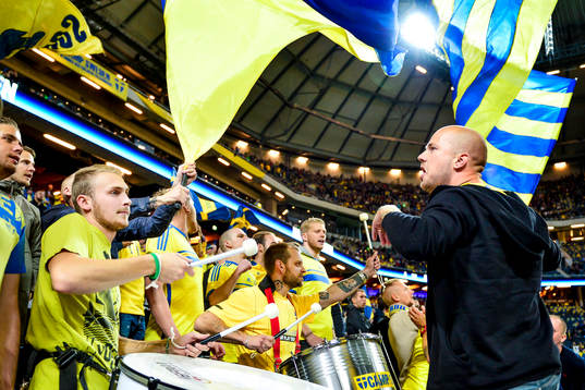 Svenska supportar värmer upp före fotbollsmatchen i