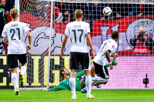 Österrikes David Alaba gör 0-1 bakom Sveriges målvakt