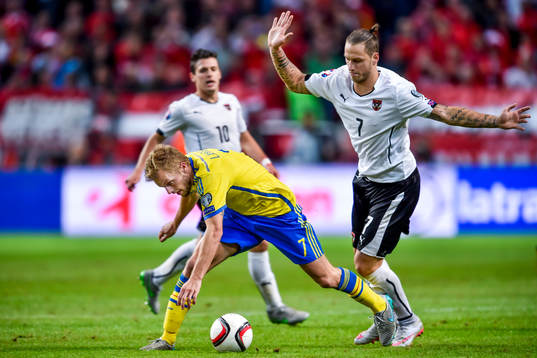 Sveriges Sebastian Larsson och Österrikes Marko Arnautovic