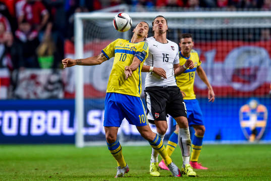 Sveriges målvakt Andreas Isaksson och Österrikes