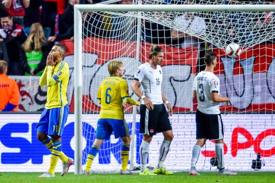 Sveriges Isaac Kiese Thelin deppar