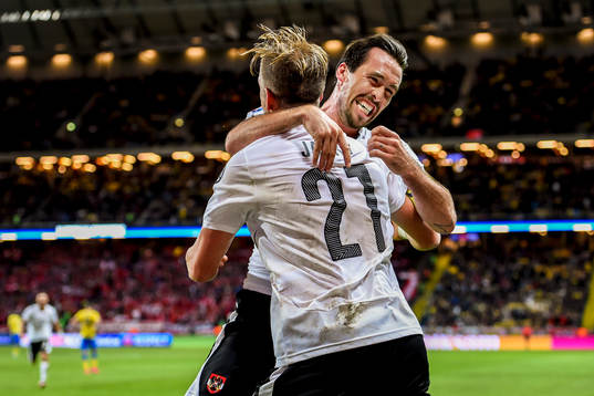 Österrikes Marc Janko och Christian Fuchs jublar
