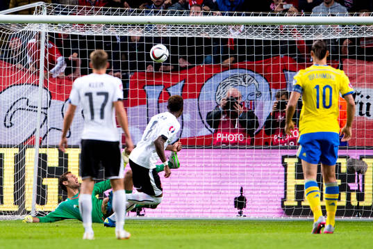 Sveriges målvakt Andreas Isaksson ser Österrikes David