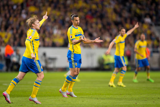 Sveriges Zlatan Ibrahimovic ifrågasätter domaren