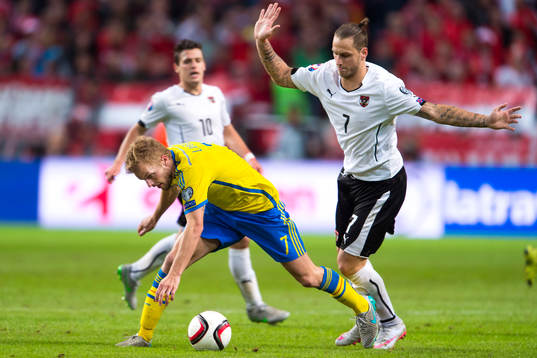Sveriges Sebastian Larsson och Österrikes Marko Arnautovic