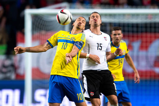 Sveriges Zlatan Ibrahimovic och Österrikes Sebastian Prödl