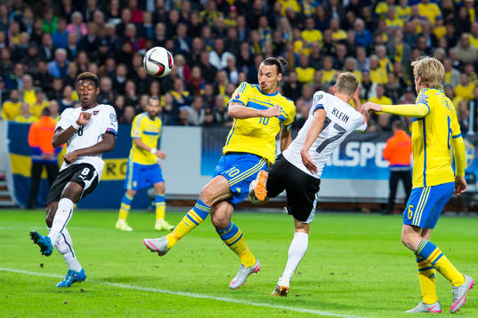 Sveriges Zlatan Ibrahimovic och Österrikes David Alaba och