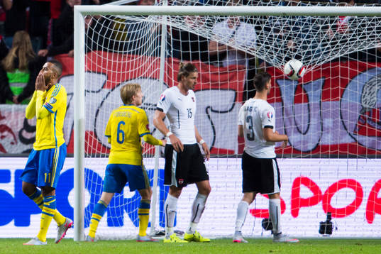 Sveriges Isaac Kiese Thelin deppar
