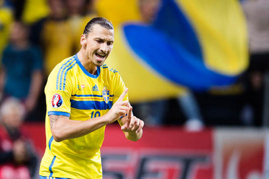 Sveriges Zlatan Ibrahimovic reagerar mot domaren