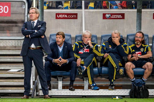 Sveriges förbundskapten Erik Hamrén deppar vid bänken