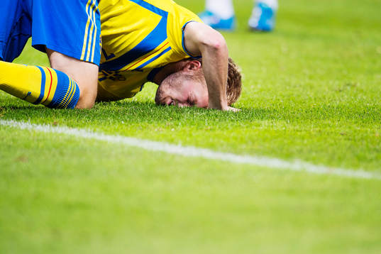Sveriges Sebastian Larsson har ont