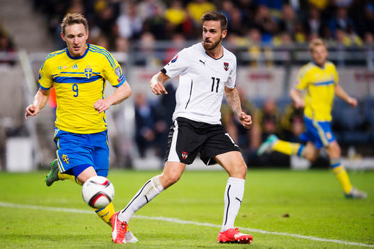 Sveriges Kim Källström och Österrikes Marek Harnik