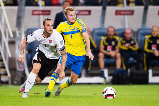 Österrikes Marko Arnautovic och Sveriges Sebastian Larsson