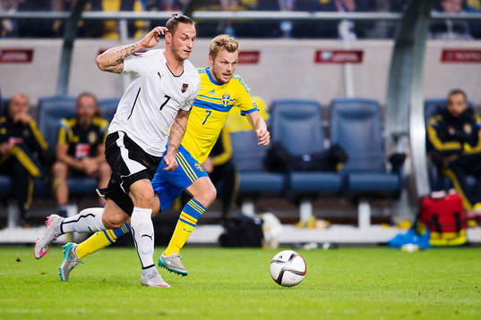 Österrikes Marko Arnautovic och Sveriges Sebastian Larsson