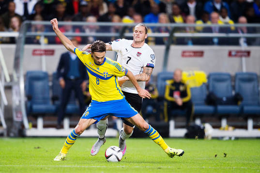 Sveriges Albin Ekdal och Österrikes Marko Arnautovic
