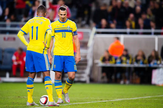 Sveriges Isaac Kiese Thelin och Zlatan Ibrahimovic deppar