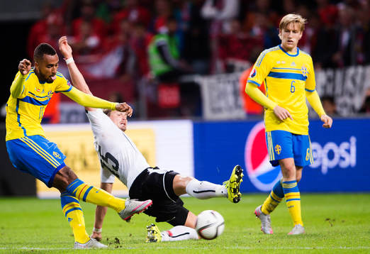 Sveriges Isaac Kiese Thelin och Emil Forsberg mot