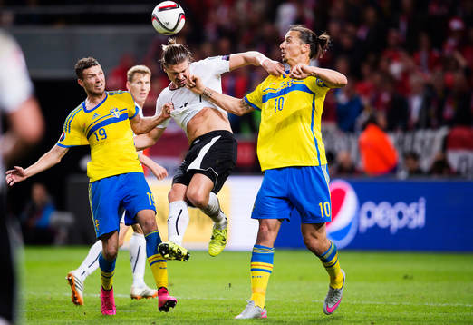 Sveriges Marcus Berg och Zlatan Ibrahimovic i en duell mot