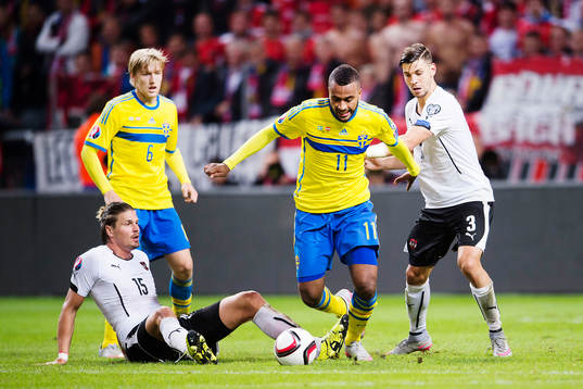 Österrikes Sebastian Prödl och Aleksandar Dragovic mot