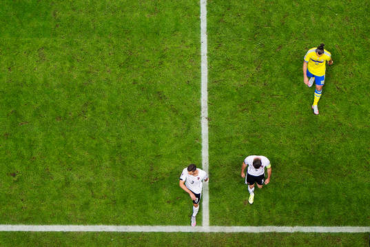 Sveriges Zlatan Ibrahimovic deppar när han går av planen