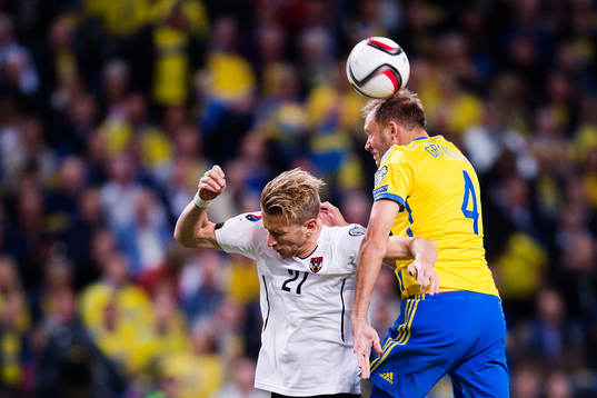 Österrikes Marc Janko och Sveriges Andreas Granqvist i en