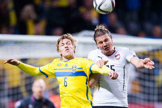 Sveriges Emil Forsberg och Österrikes Sebastian Prödl