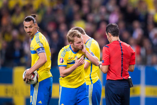 Sveriges Sebastian Larsson tar sig för ansiktet