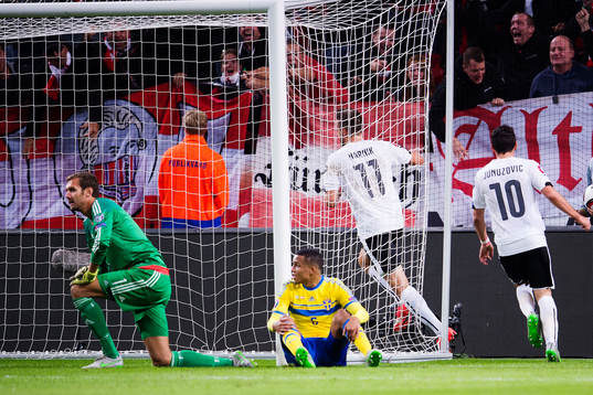 Sveriges målvakt Andreas Isaksson och Martin Olsson deppar