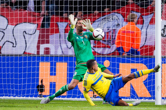 Sveriges målvakt Andreas Isaksson och Martin Olsson med en
