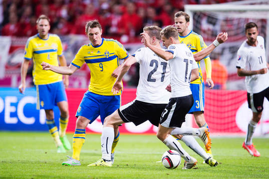 Sveriges Kim Källström i en duell mot Österrikes Marc