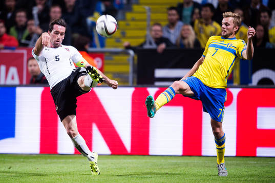 Österrikes Christian Fuchs och Sveriges Sebastian Larsson
