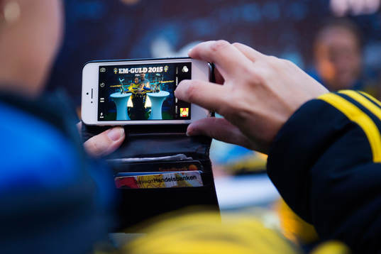 Supportrar fotograferas med EM-pokalen i fanzon