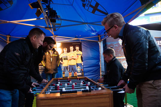 Supportrar spelar fussball  i fanzon