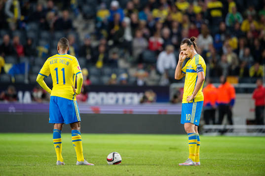 Sveriges Isaac Kiese Thelin och Zlatan Ibrahimovic deppar