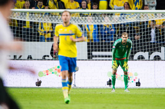 Sveriges målvakt Andreas Isaksson deppar