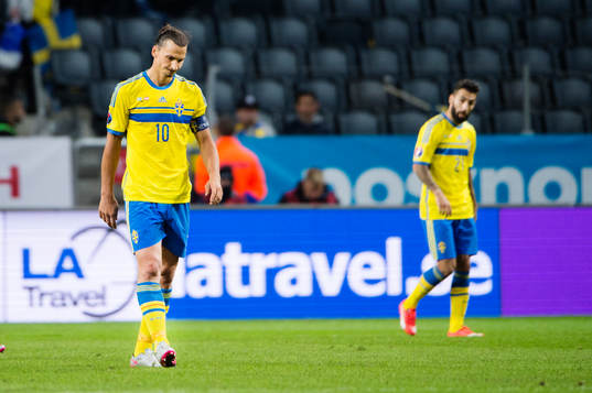 Sveriges Zlatan Ibrahimovic och Erkan Zengin deppar