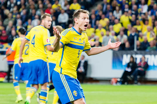 Sveriges Kim Källström reagerar på att ha fått en
