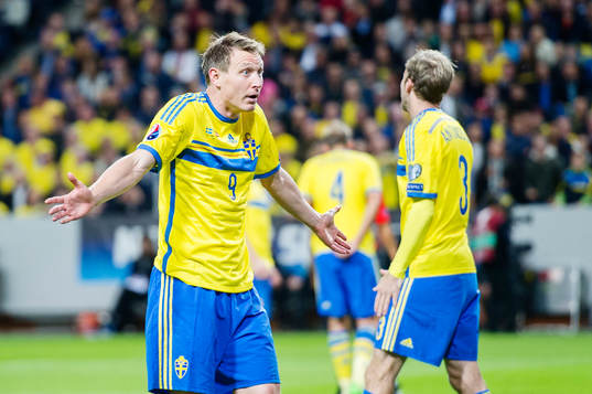 Sveriges Kim Källström reagerar på att ha fått en