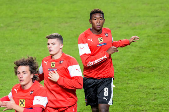 Österrikes David Alaba värmer upp före fotbollsmatchen i