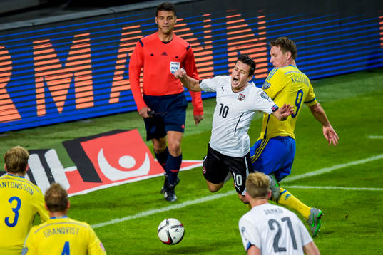 Österrikes Zlatko Junuzovic faller i straffområdet