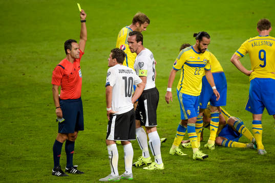 Domaren varnar Österrikes Zlatko Junuzovic