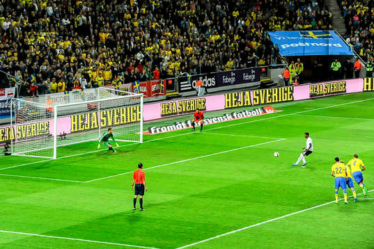 Österrikes David Alaba gör 0-1 bakom Sveriges målvakt