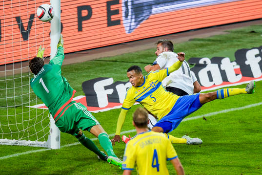 Österrikes Marek Harnik gör 0-2 bakom Sveriges målvakt